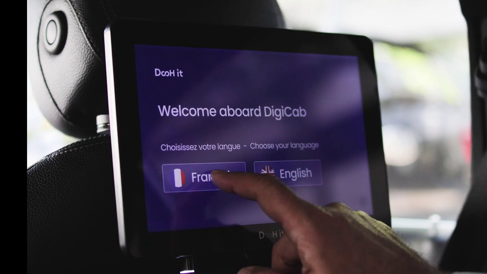 Passager qui touche l'écran d'accueil DigiCab