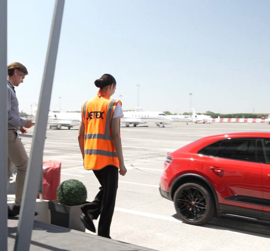 Porsche rouge et agent Jetex sur le tarmac du Bourget
