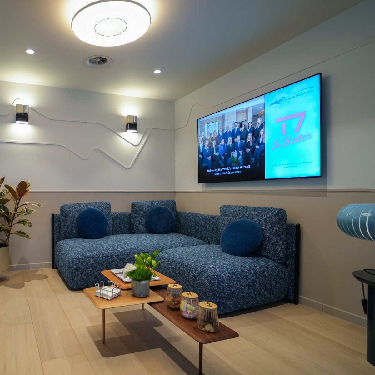 Écran intégré au mur d'un lounge d'aviation privée